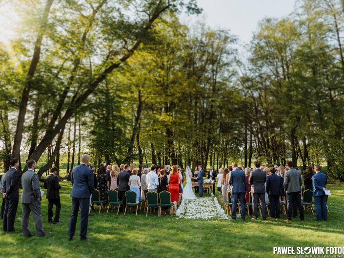 rustykalny ślub plenerowy w pałacu stodole